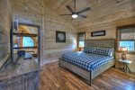 Whisky Creek Retreat - Upper king bedroom